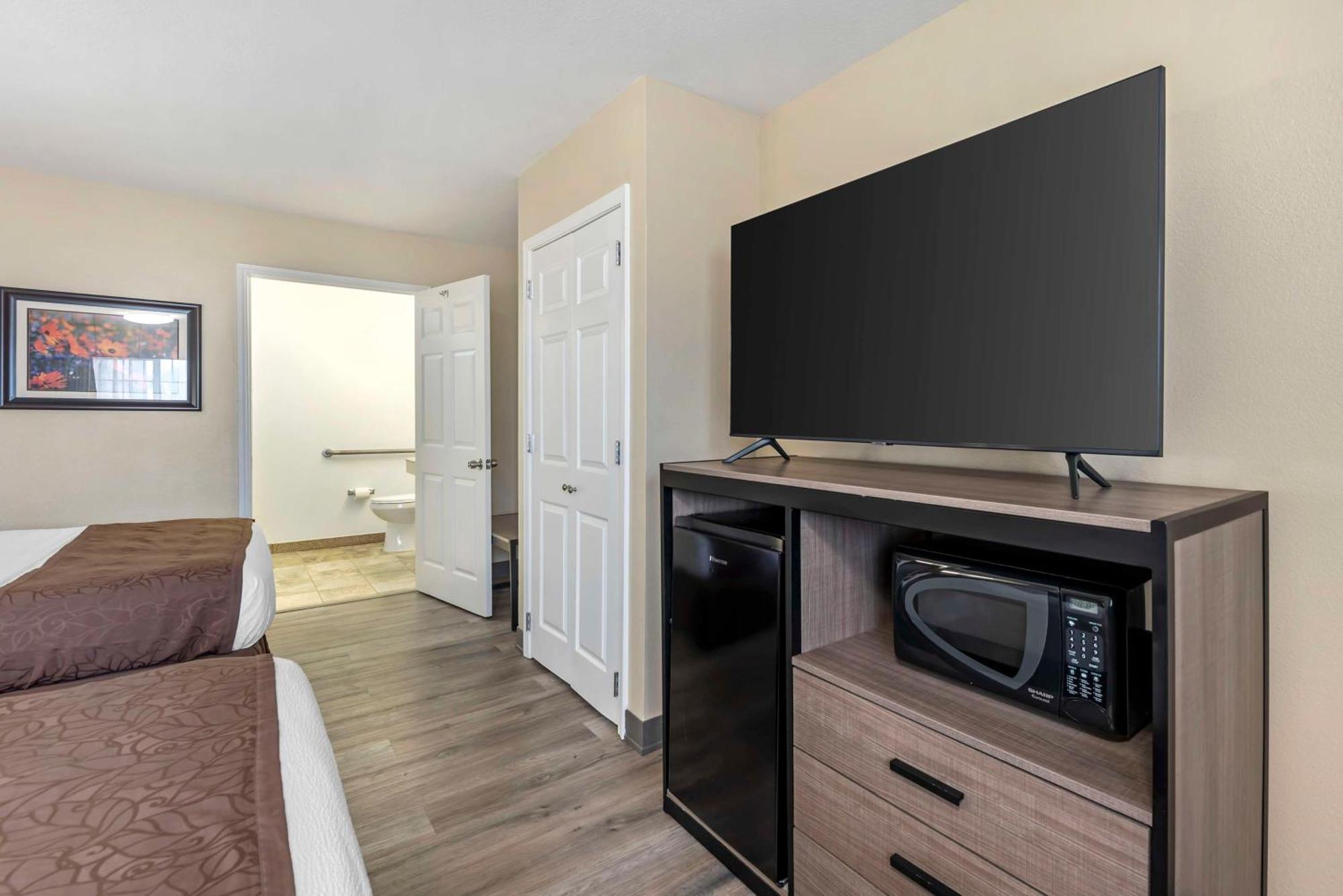 Queen Room with Two Queen Beds - Disability Access/Bath Tub
